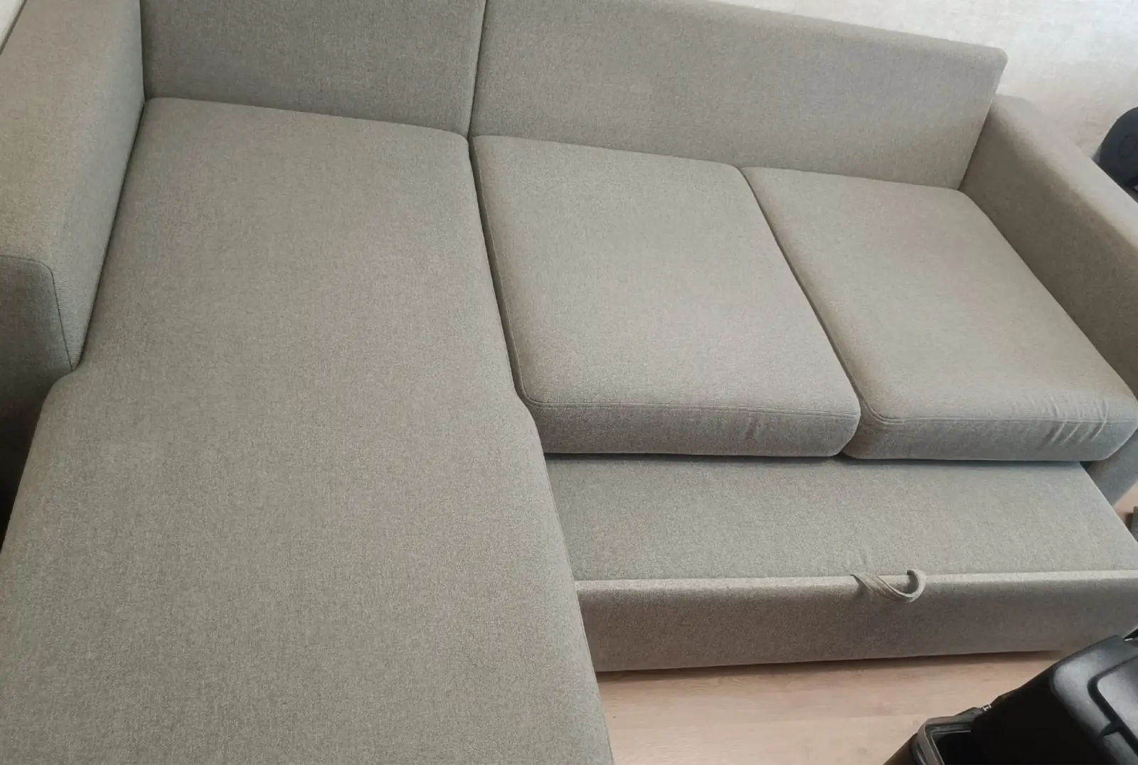 Ausziehsofa nach der Sofa-Reinigung in Düsseldorf sichtbar sauber