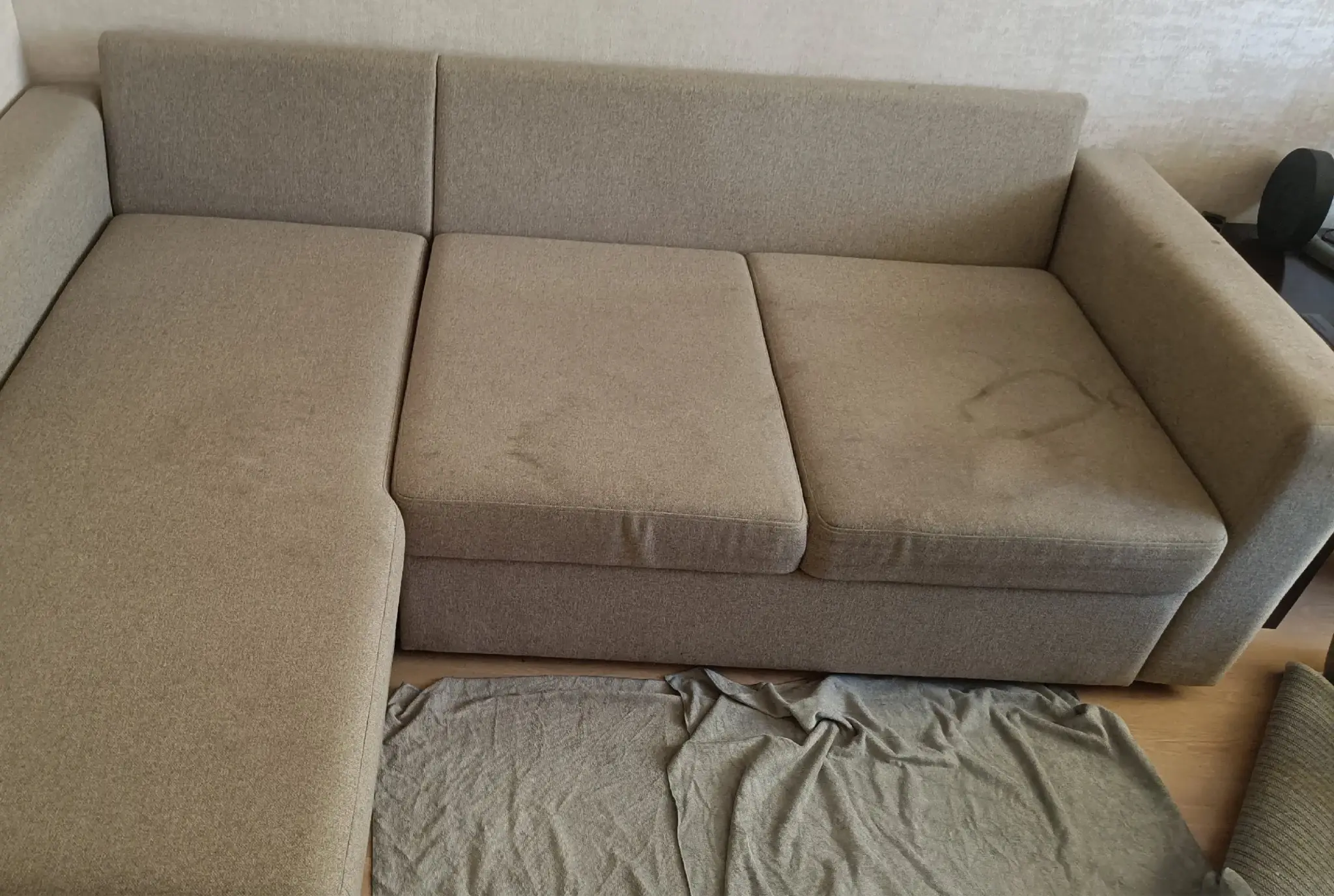 Ausziehsofa stark verschmutzt vor der schonenden Sofa-Reinigung in Düsseldorf