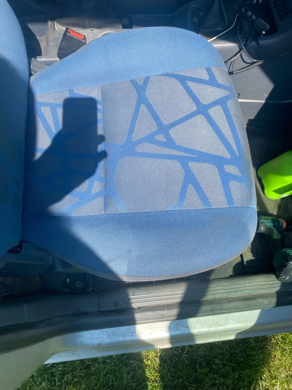 Autositze-Reinigung: Blauer Stoff-Autositz vor und nach der Reinigung (nachher)