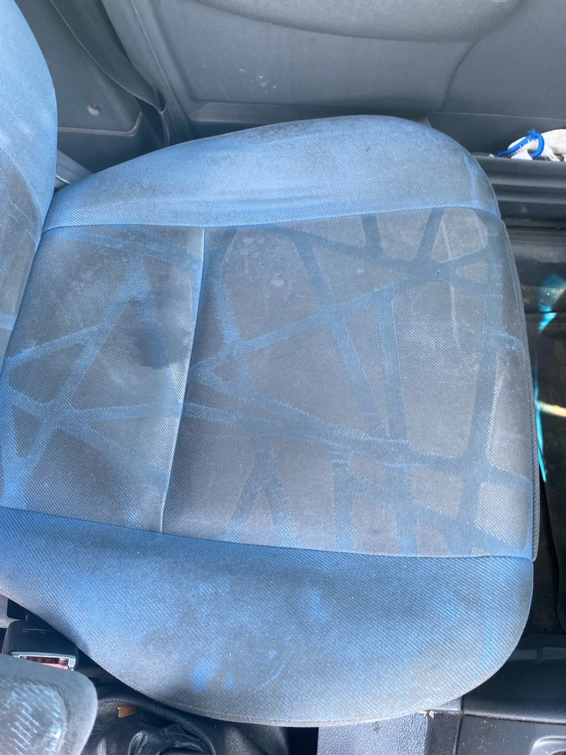 Autositze-Reinigung: Blauer Stoff-Autositz vor und nach der Reinigung (vorher)