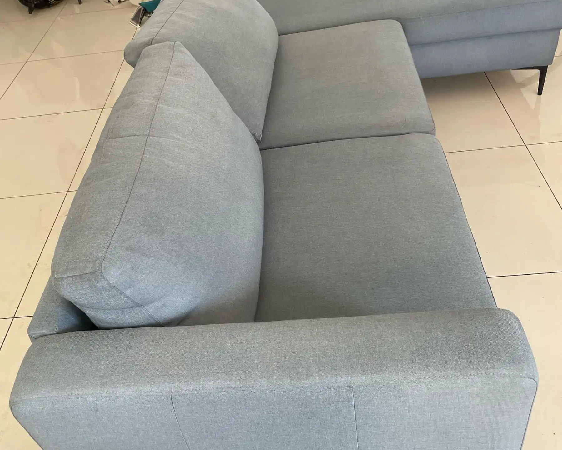 Couch nach der schonenden Sofa-Reinigung in Köln sichtbar gereinigt