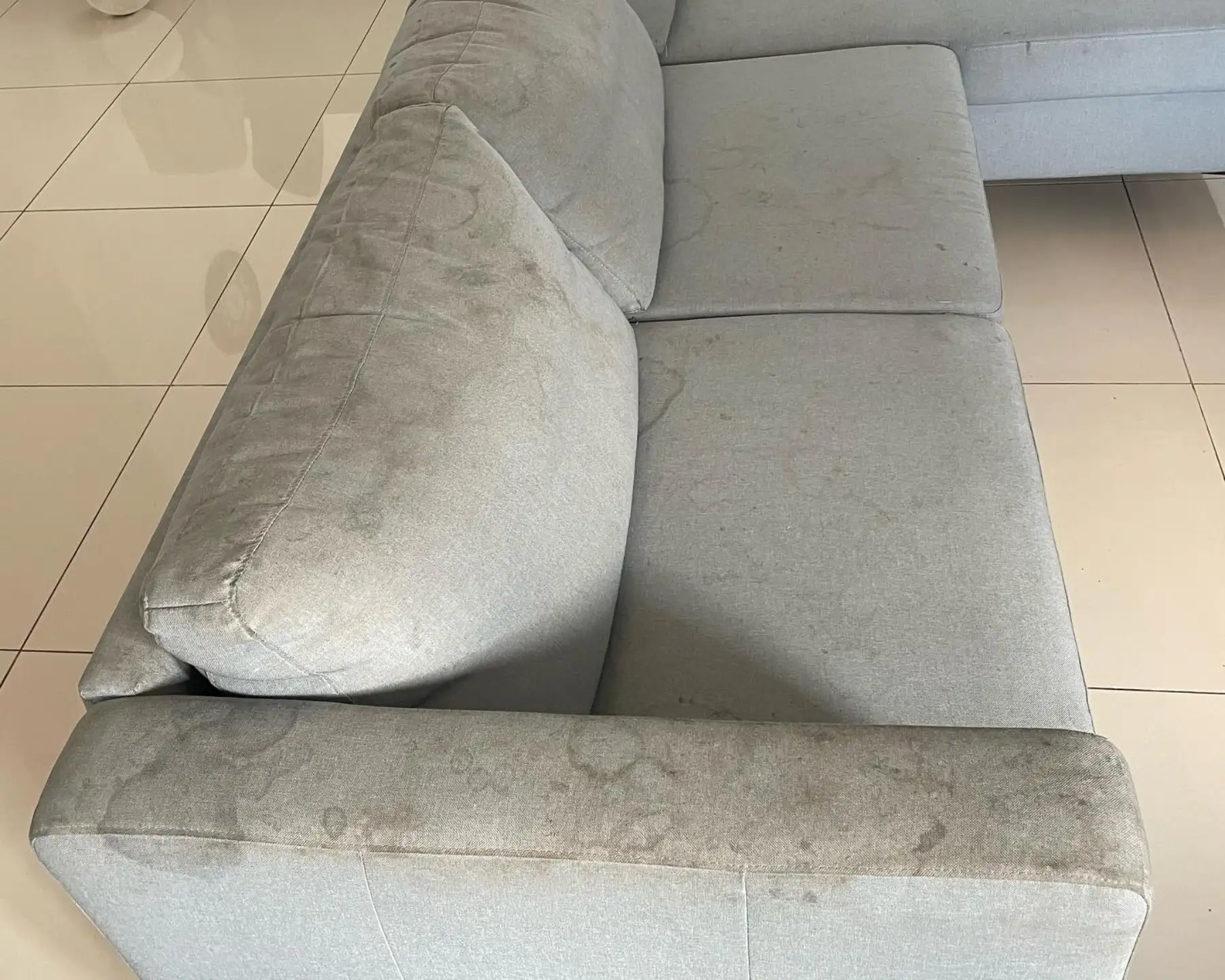 Couch mit Flecken vor der Sofa-Reinigung in Köln