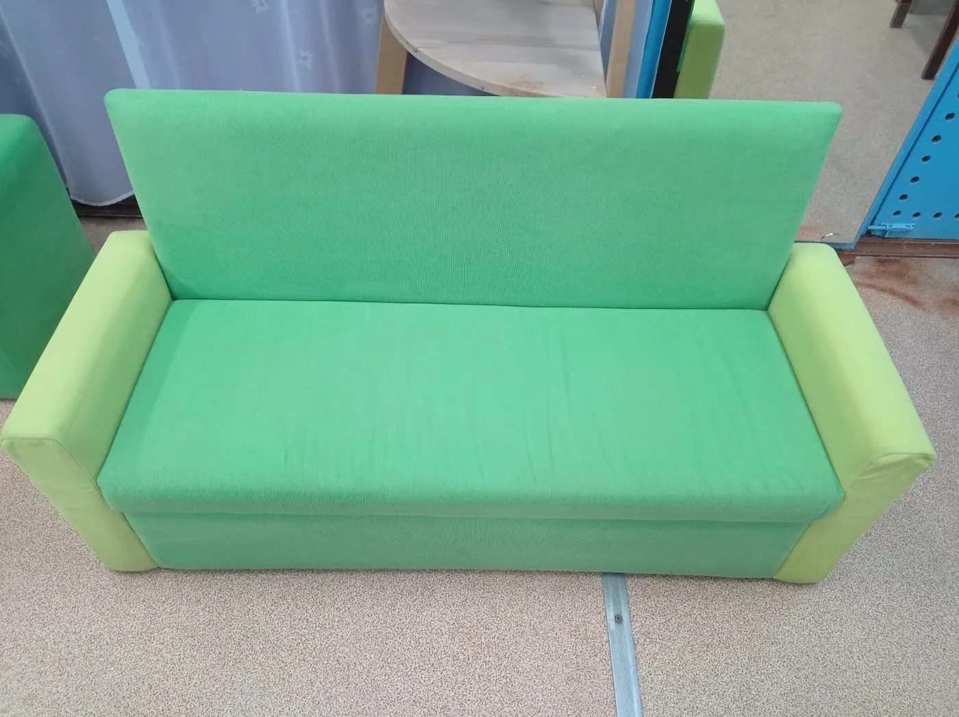 Grünes Sofa in Bielefeld nach der schonenden Reinigung — fleckenfrei aufgefrischt