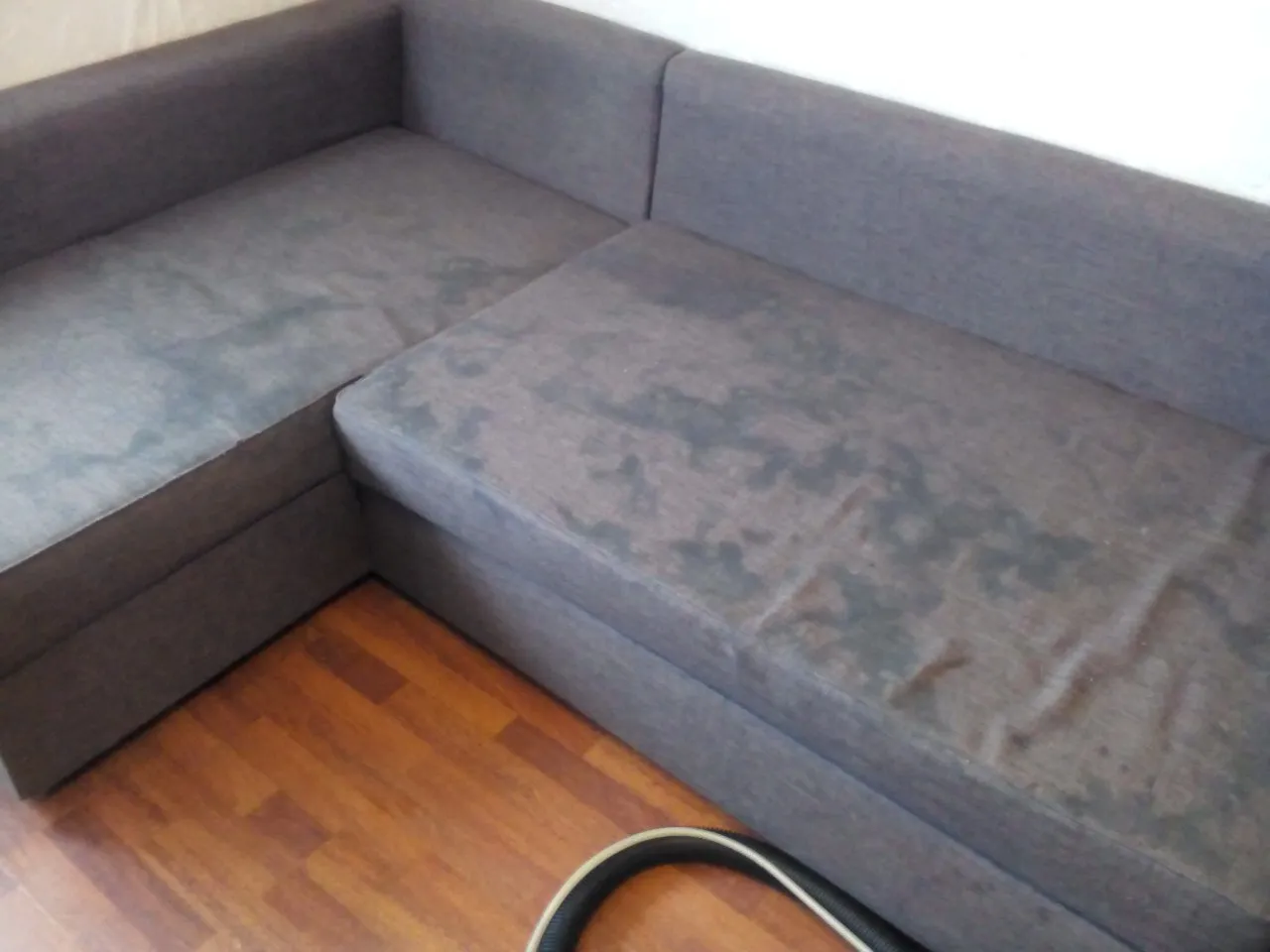Ecksofa in Castrop-Rauxel vor der schonenden Reinigung — sichtbare Flecken