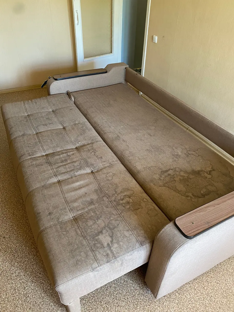 Schlafsofa in Gelsenkirchen vor der schonenden Reinigung — sichtbare Flecken