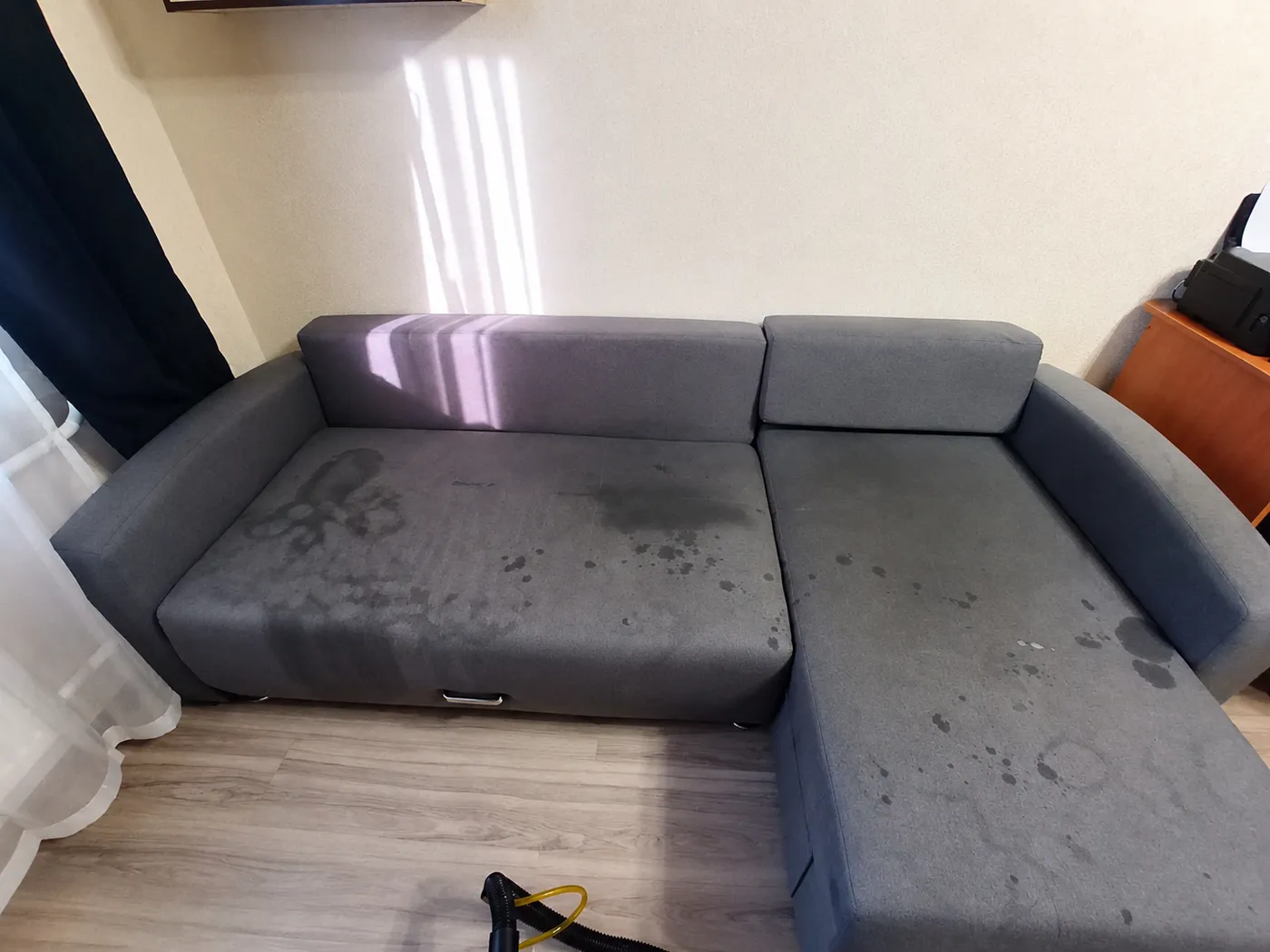Ecksofa in Hamm vor der schonenden Reinigung — sichtbare Flecken