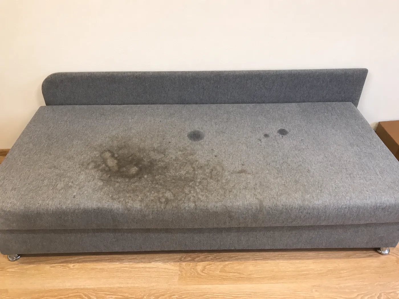 Schlafsofa in Hürth vor der schonenden Reinigung — sichtbare Flecken