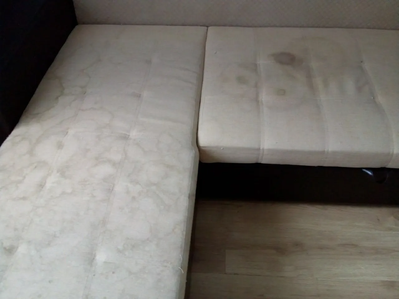 Ecksofa in Moers vor der schonenden Reinigung — sichtbare Flecken