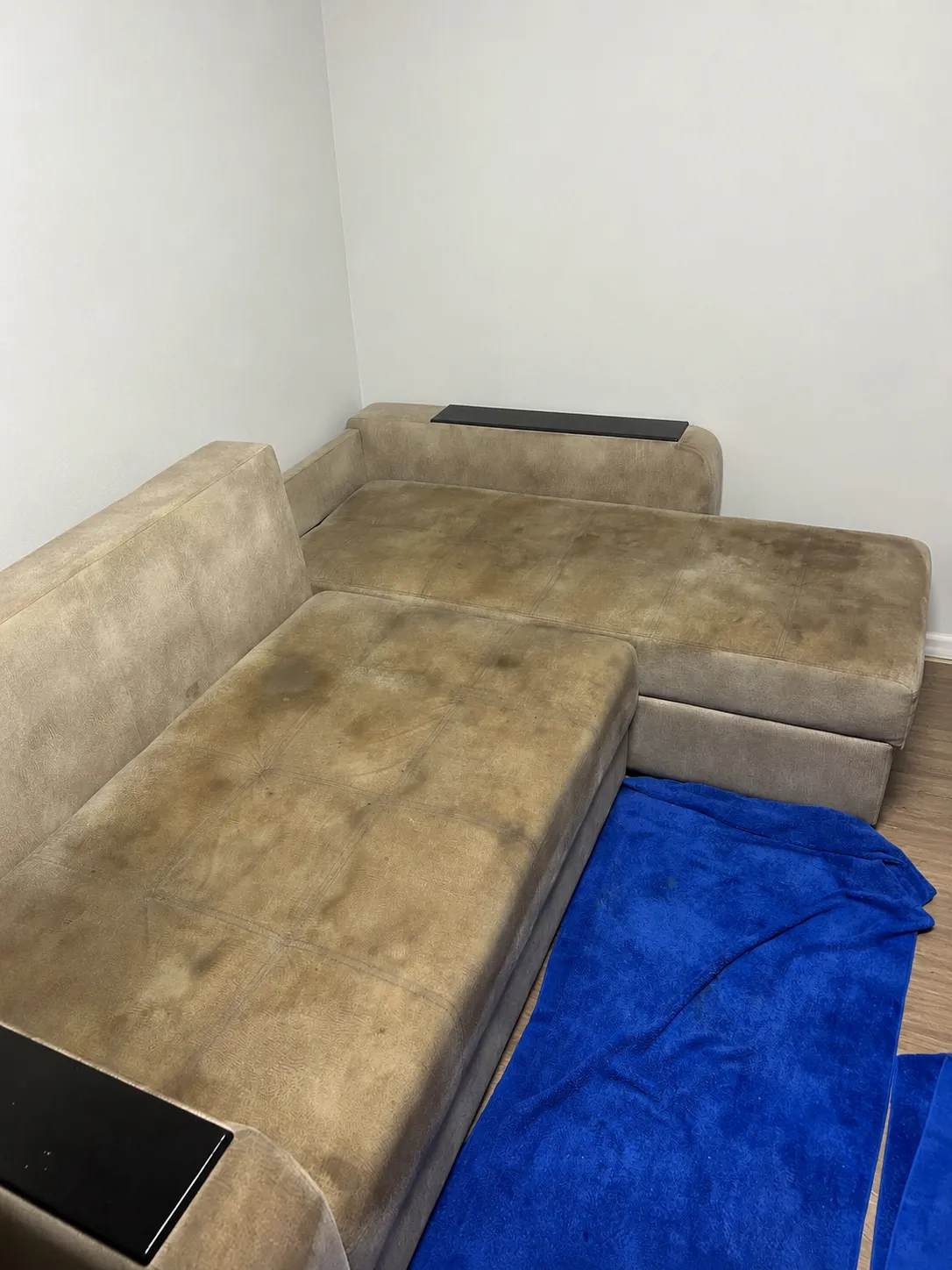 Ecksofa in Oberhausen vor der schonenden Reinigung — sichtbare Flecken