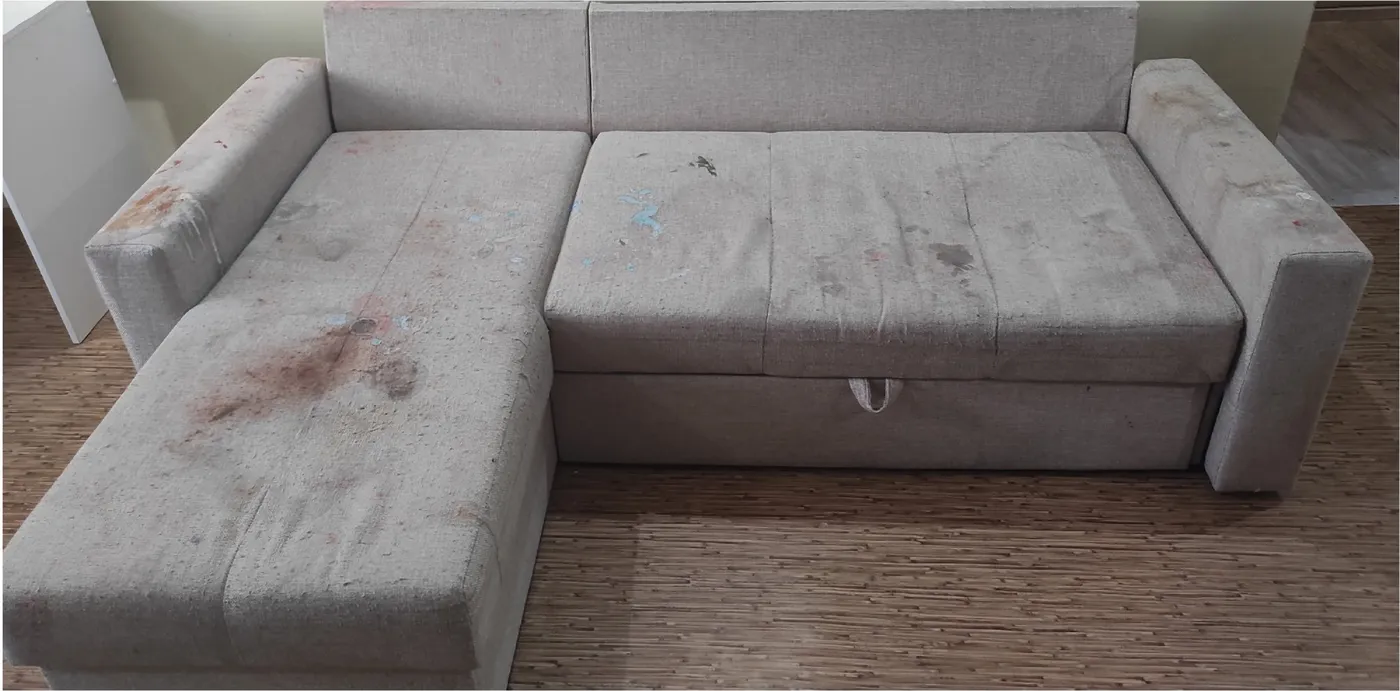 Schlafsofa in Siegen vor der schonenden Reinigung — sichtbare Flecken