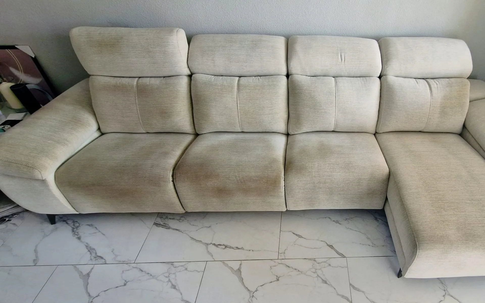 Polster vor der Reinigung in Solingen — sichtbare Flecken und Verschmutzungen