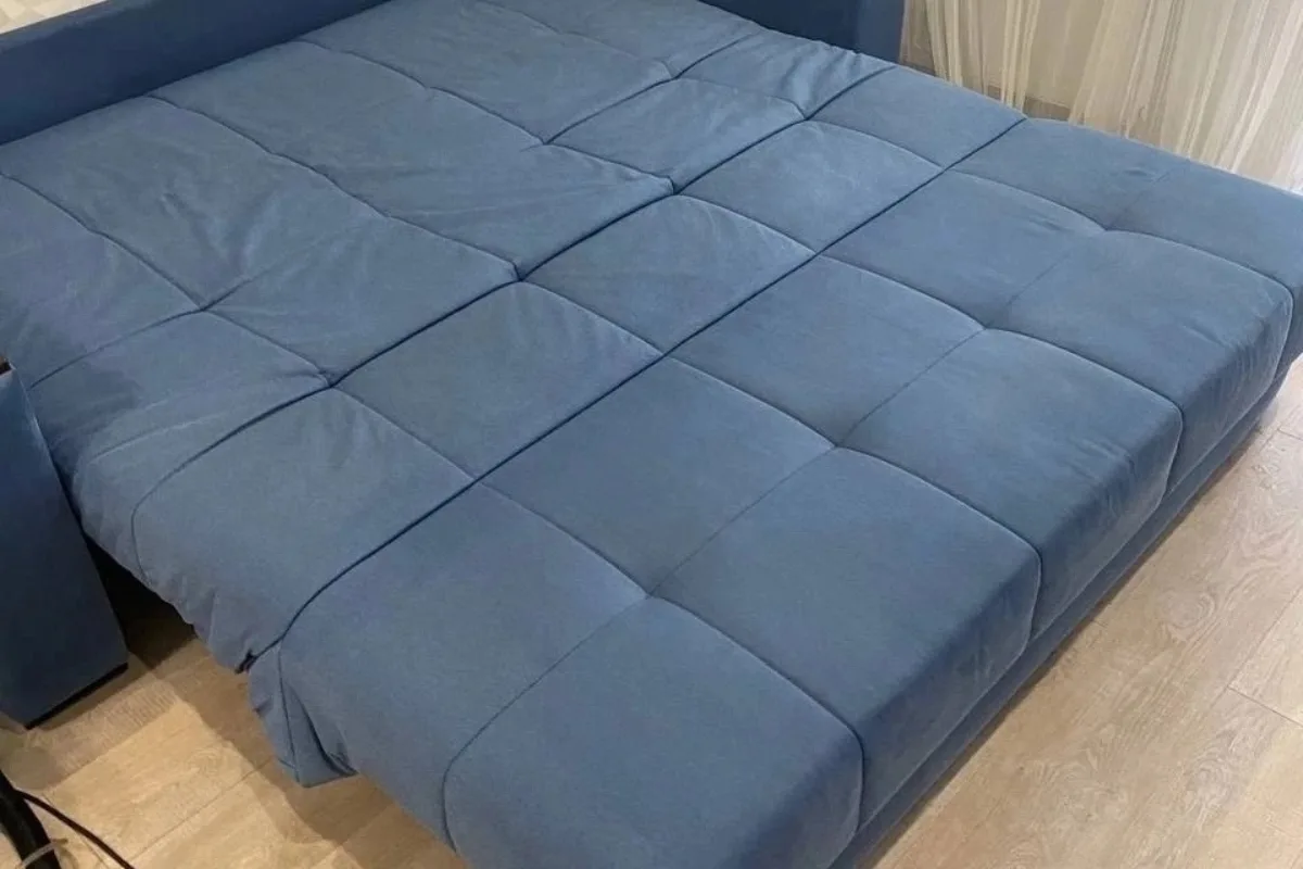 Stoffsofa nach der schonenden Sofa-Reinigung sichtbar sauberer