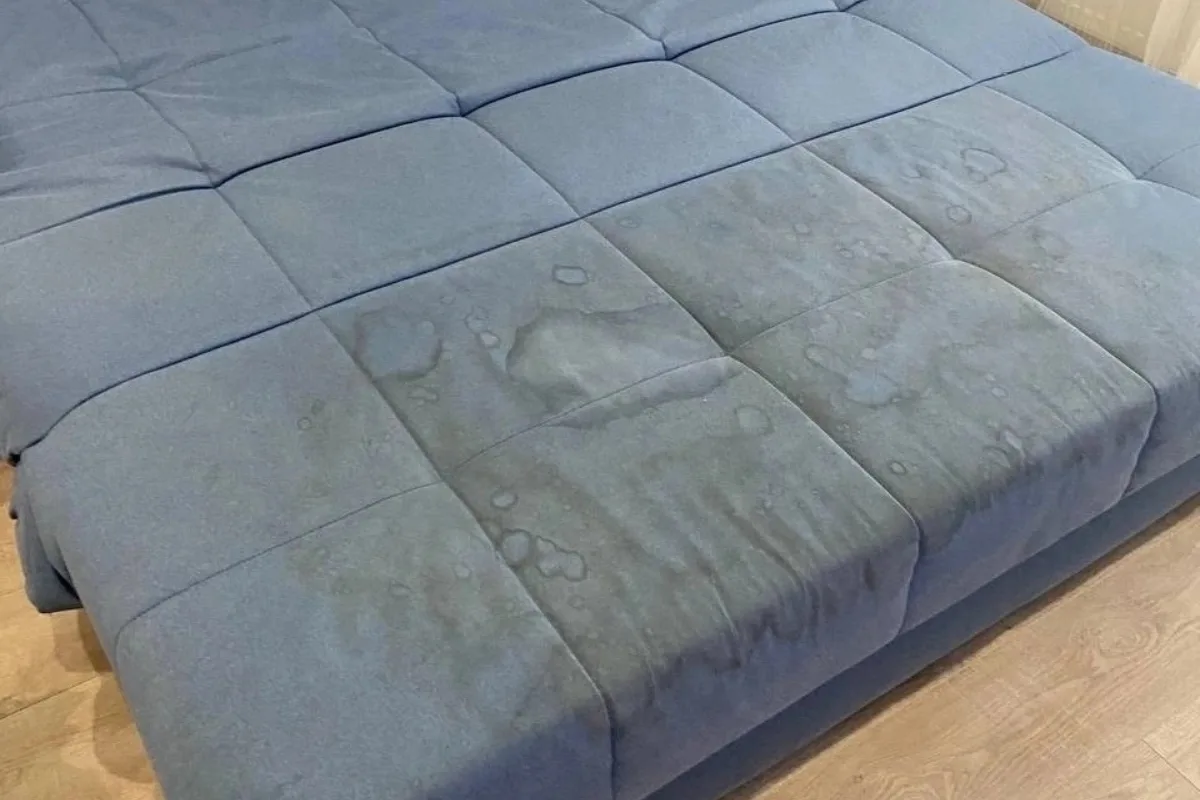 Stoffsofa stark verschmutzt vor der Sofa-Reinigung in NRW