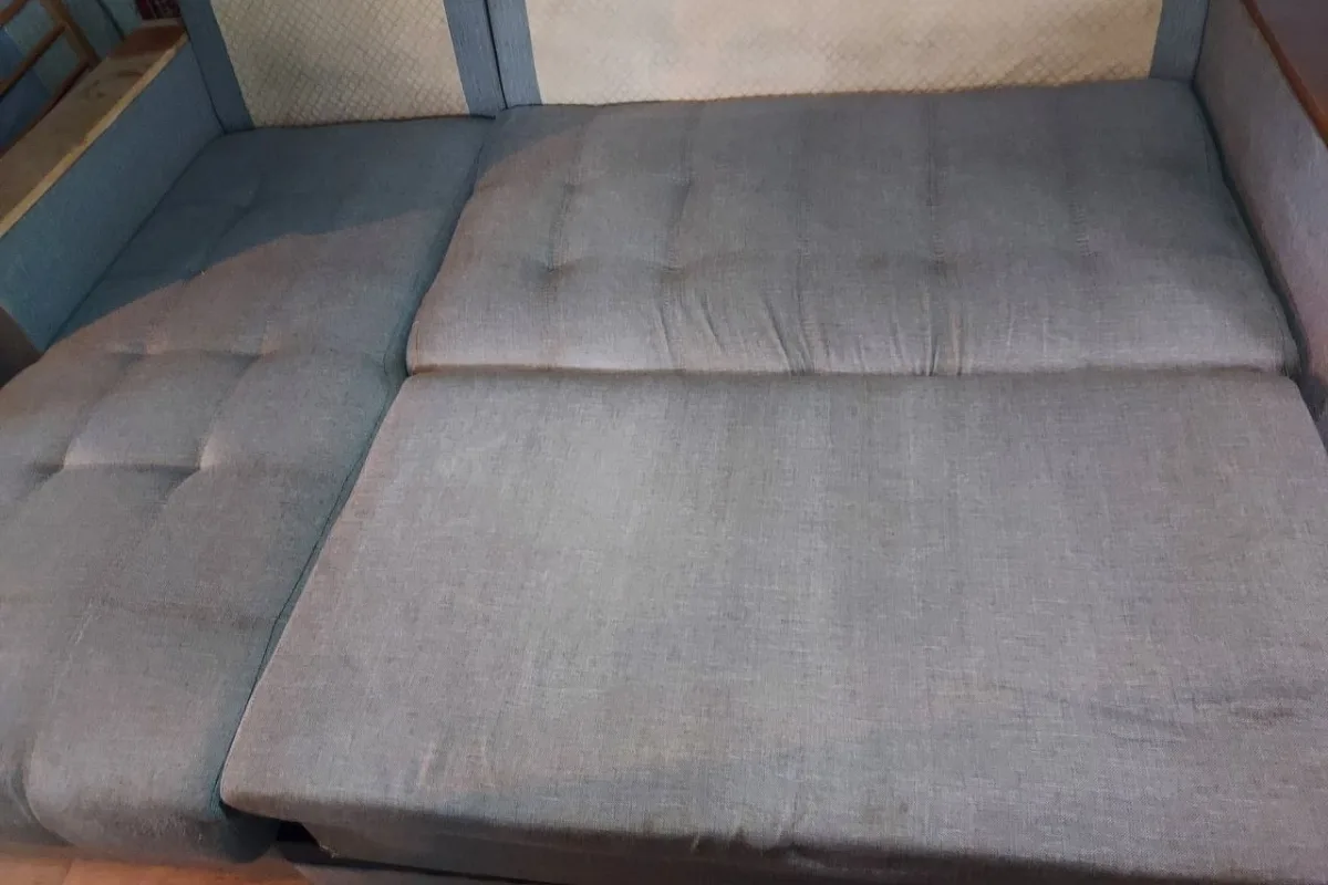 Sofa nach der Sofa-Tiefenreinigung wieder gepflegt