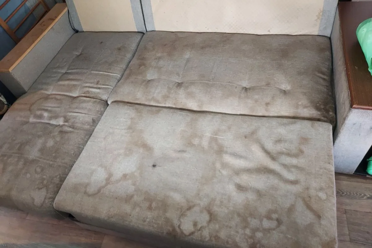 Sofa mit eingetrockneten Flecken vor der Sofa-Tiefenreinigung