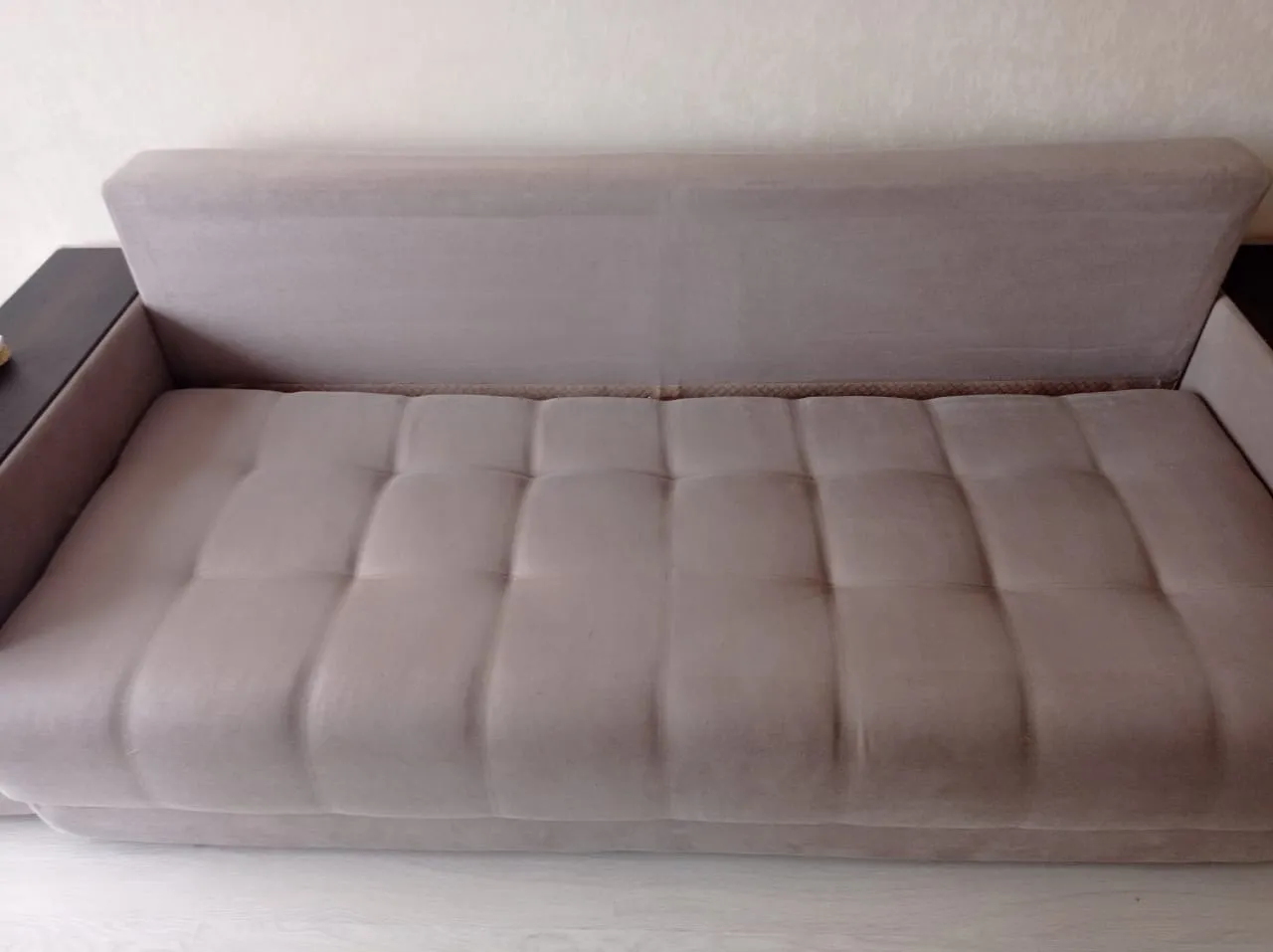 Beiges Sofa in Bochum nach der schonenden Reinigung — fleckenfrei aufgefrischt