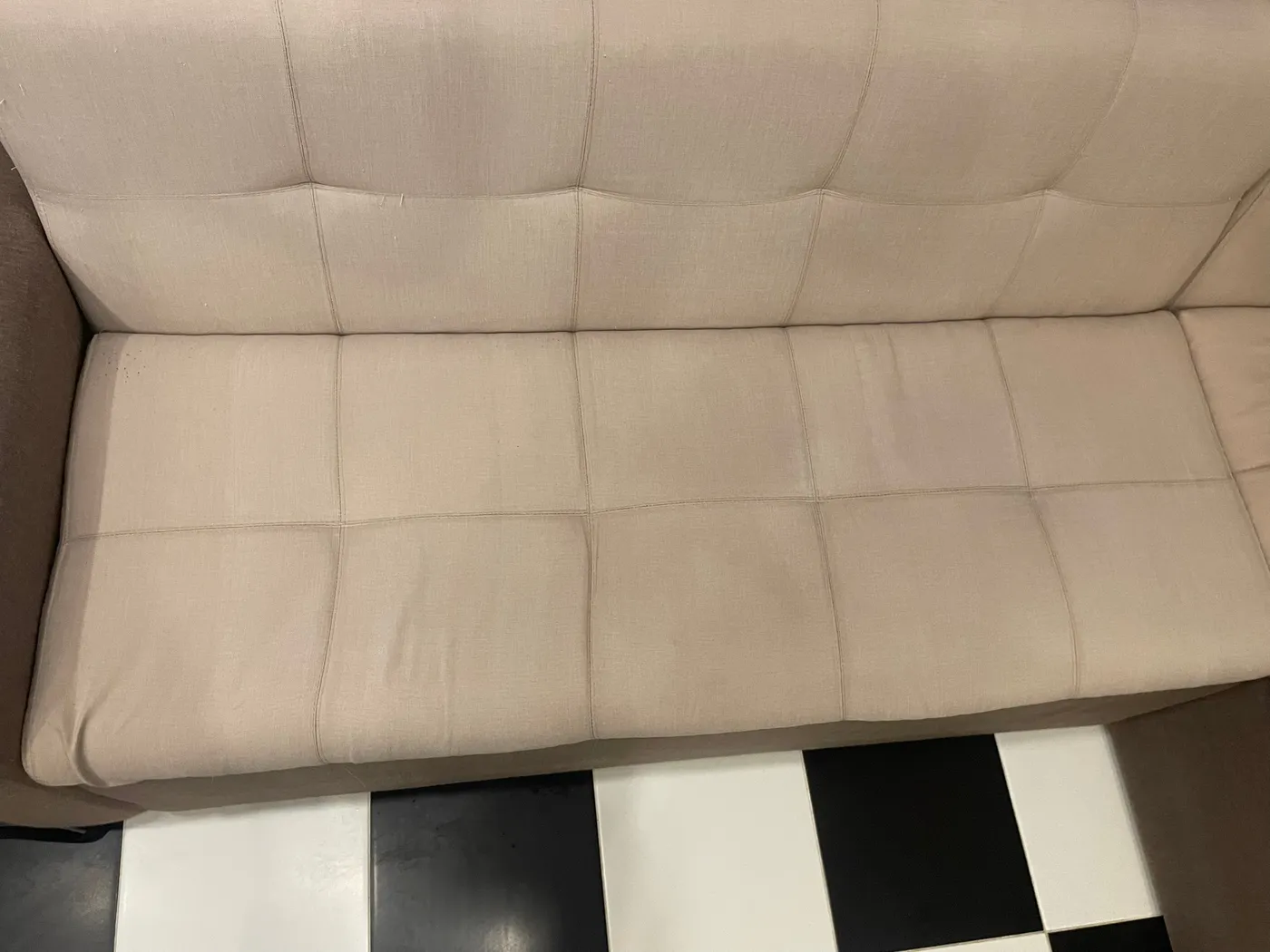 Weißes Sofa in Duisburg nach der schonenden Reinigung — fleckenfrei aufgefrischt