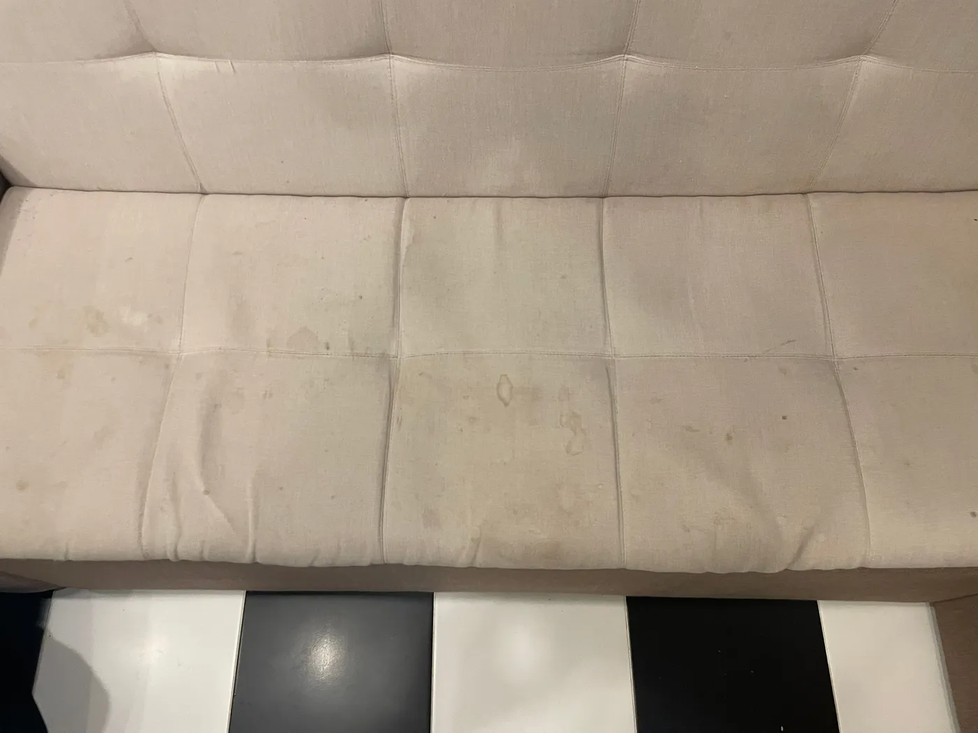 Weißes Sofa in Duisburg vor der schonenden Reinigung — sichtbare Flecken