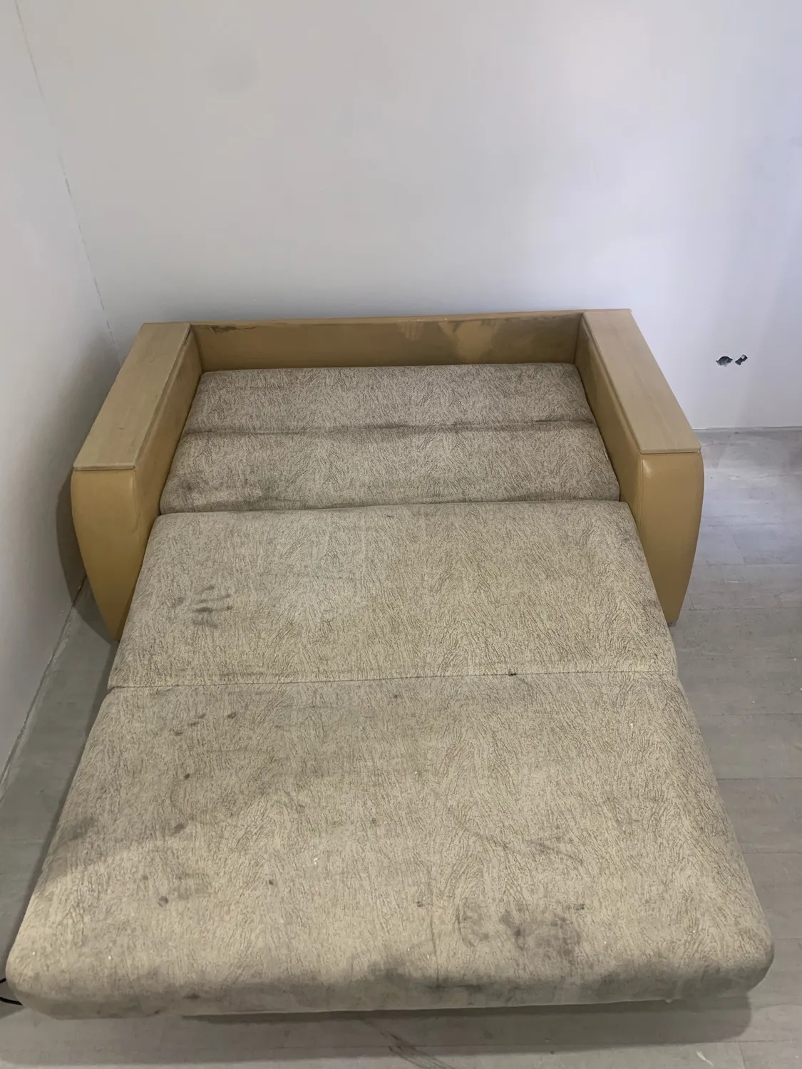 Schlafsofa in Neuss nach der schonenden Reinigung — fleckenfrei aufgefrischt