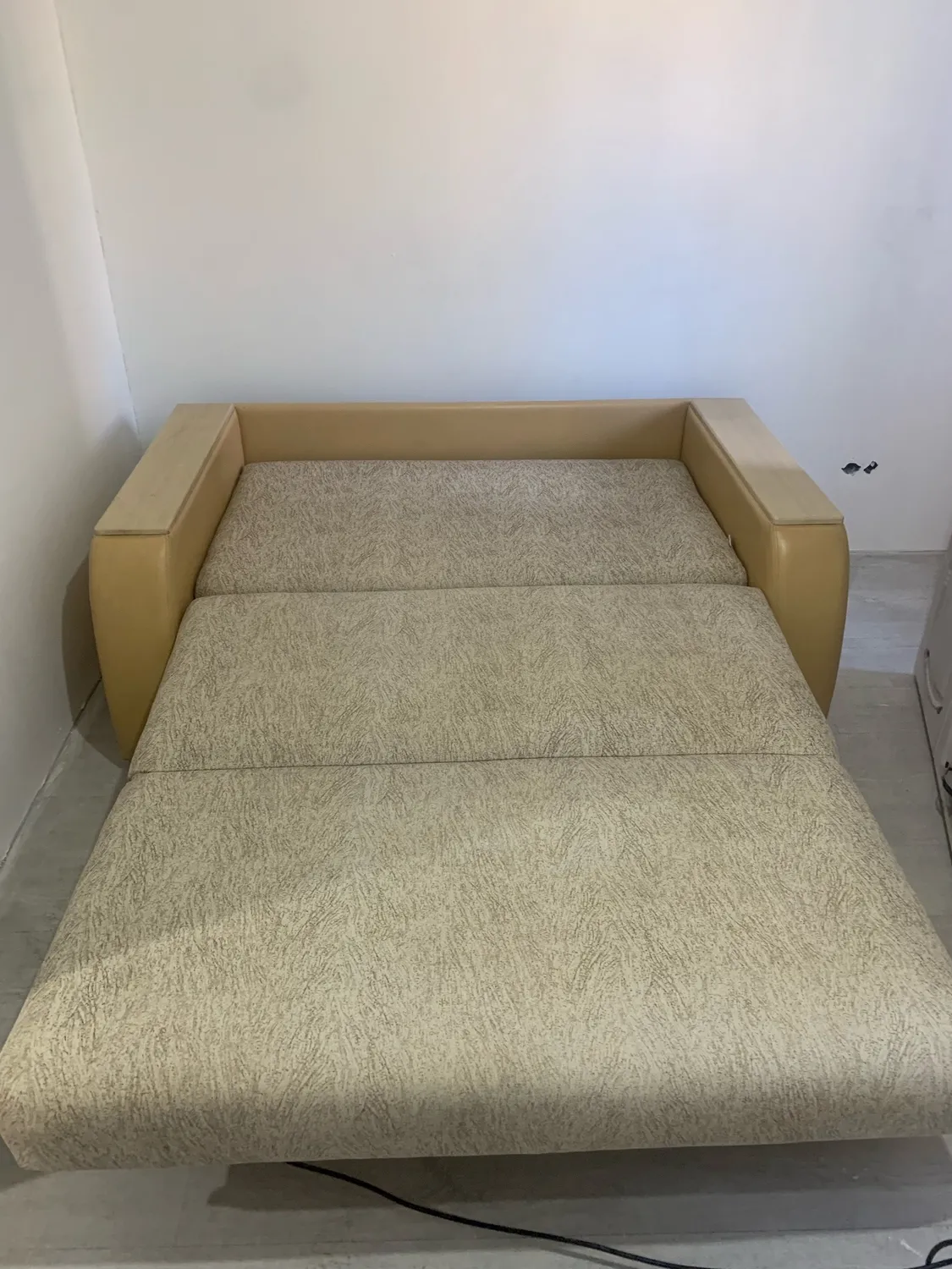 Schlafsofa in Neuss vor der schonenden Reinigung — sichtbare Flecken