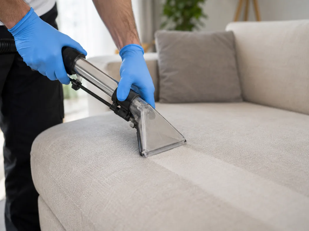 Wann Sofa-Desinfektion sinnvoll ist — gebraucht gekauftes Sofa, häusliche Pflegesituation und nach Infektionskrankheit als typische Anlässe