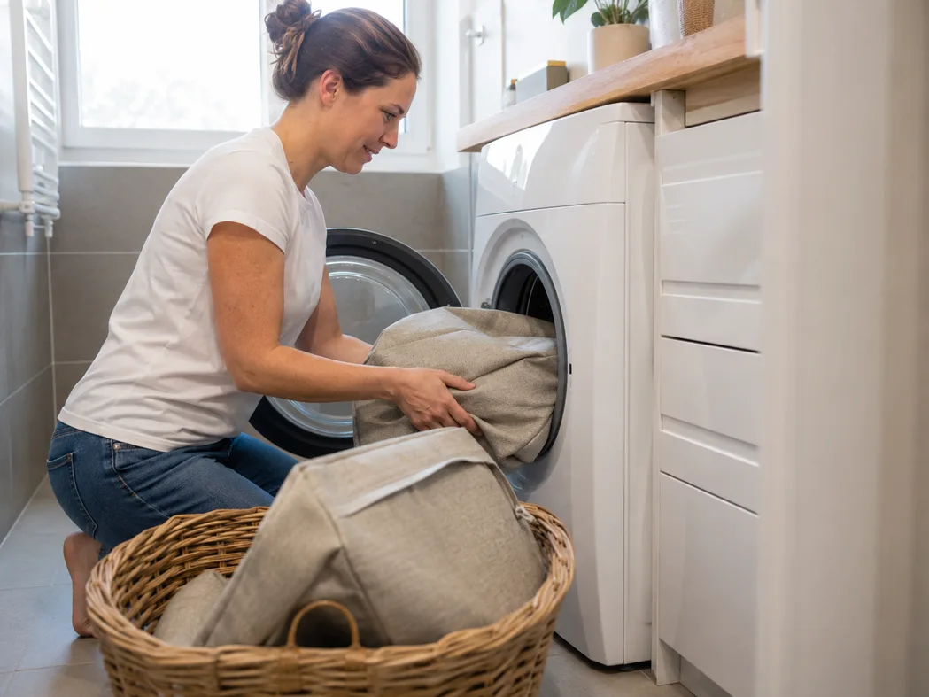 Sofa als Lebensraum für Milben — Querschnitt zeigt Schaumstoff und Bezug, ideale Bedingungen aus Feuchtigkeit und Hautschuppen